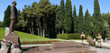 Azerbaijani president and first lady visit grave of national leader Heydar Aliyev