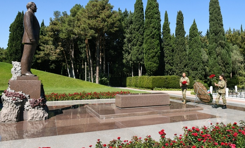 Azerbaijani president and first lady visit grave of national leader Heydar Aliyev
