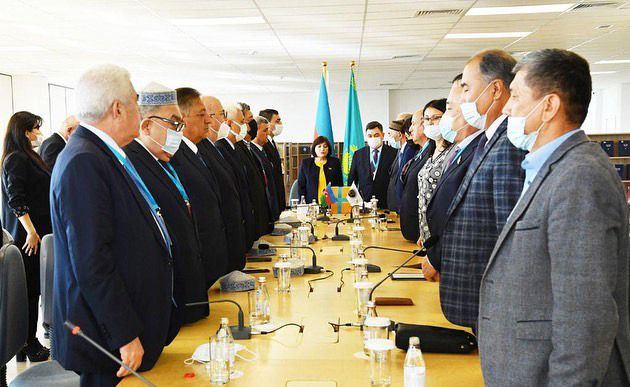 Azerbaijani parliament speaker takes part in Remembrance Day ceremony in Kazakhstan (PHOTO)