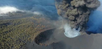 Volcanic ash cloud closes airport in La Palma: officials