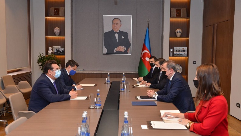 Azerbaijani FM receives credentials of newly-appointed ambassador of Romania (PHOTO)