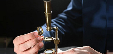 Darwin family microscope to be sold at auction