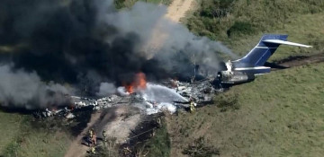 21 passengers escape plane safely after crash in Texas, officials say