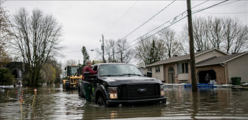 Thousands forced from homes on west coast of Canada