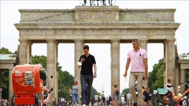 Germany's parliament adopts tougher COVID measures