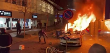 Rotterdam police clash with rioters as Covid protest turns violent