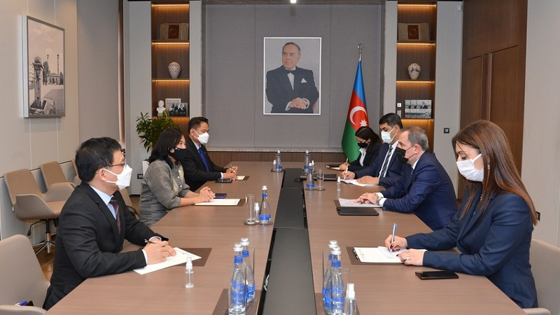Azerbaijani FM receives incoming Philippine ambassador
