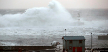 2 dead after Storm Arwen batters northern UK