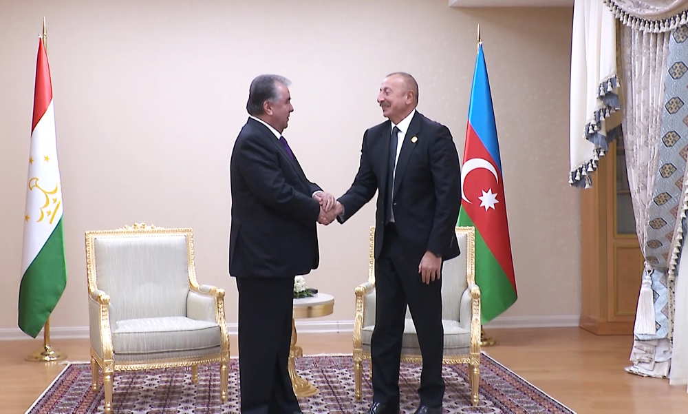 Azerbaijani, Tajik presidents meet in Ashgabat