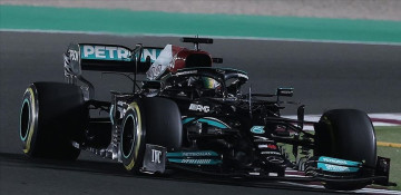 Hamilton wins thrilling Saudi Arabian Grand Prix