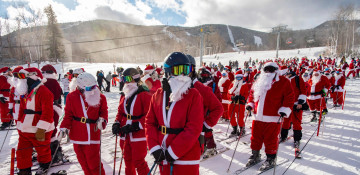 Over 200 Santas ski in US resort to raise money for charity