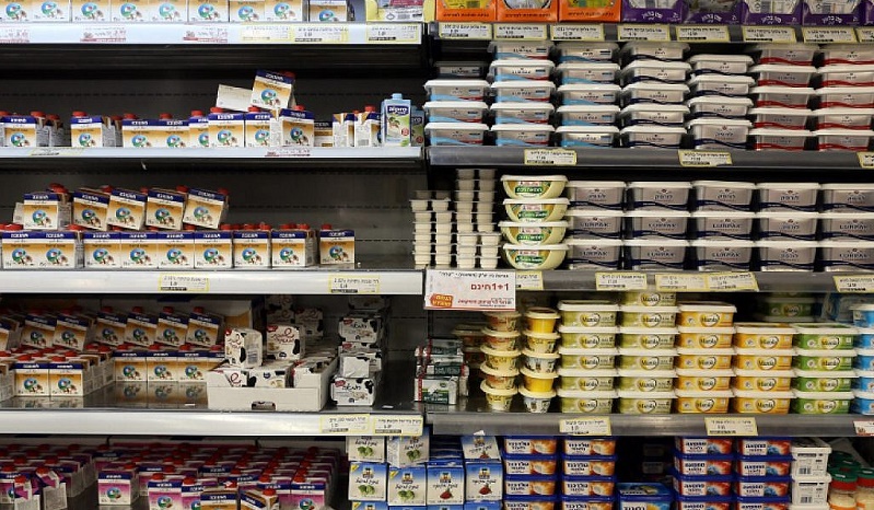 Israel lifts tariffs on dairy imports to cut prices