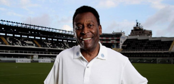 Brazil’s Pele back to hospital for treatment