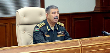 Azerbaijan’s defense minister holds official meeting at Central Command Post