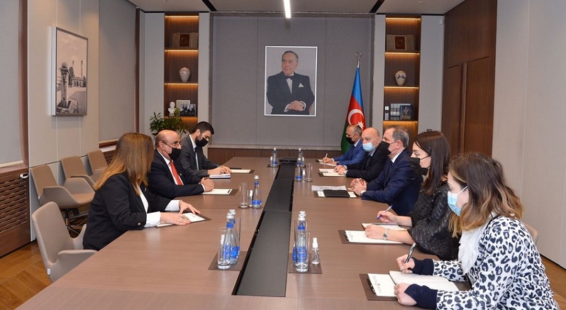 Azerbaijani FM receives outgoing Kuwaiti ambassador