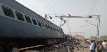 5 injured as passenger train derails after being hit by explosion in SW Pakistan