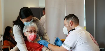 Israel sticks with 4th vaccine shot, sees Omicron wave waning in a week