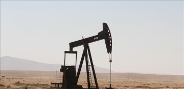 Oil prices hover around 2014 highs, supported by supply concerns