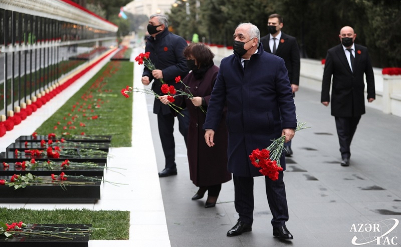 Azerbaijani state and government officials visit Alley of Martyrs (PHOTO)