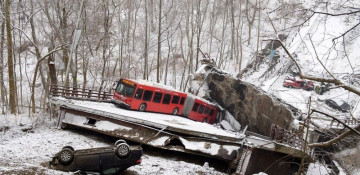 Ten injured after bridge collapses in U.S. city Pittsburgh