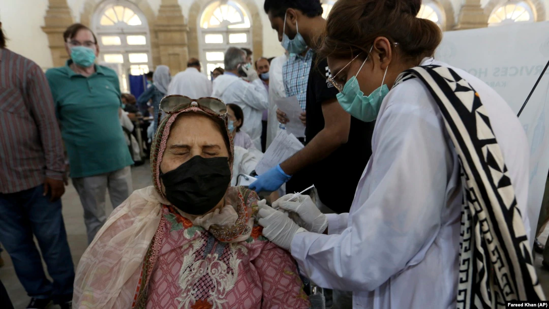 Pakistan launches door-to-door COVID-19 vaccination campaign