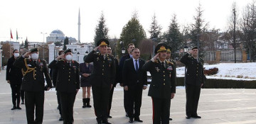 Defense Minister Zakir Hasanov visits monument to Azerbaijan's National Leader in Ankara (PHOTO)