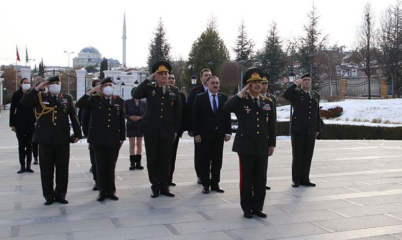 Defense Minister Zakir Hasanov visits monument to Azerbaijan's National Leader in Ankara (PHOTO)