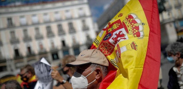 Spain scraps outdoor masks but many choose to keep them on