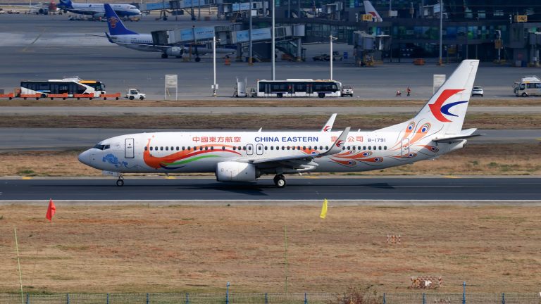 Passenger plane carrying 132 crashes in south China