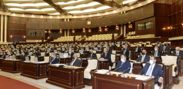 Azerbaijani MPs discuss annual report by Chamber of Accounts