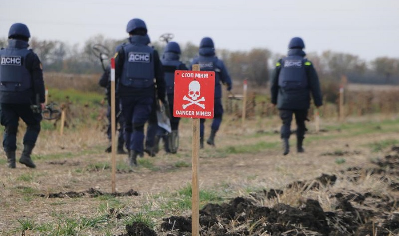 Lithuania proposes to set up international teams for demining Ukraine