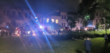 Fire breaks out at residential building in Baku