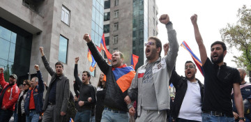 Armenian opposition blocks government building