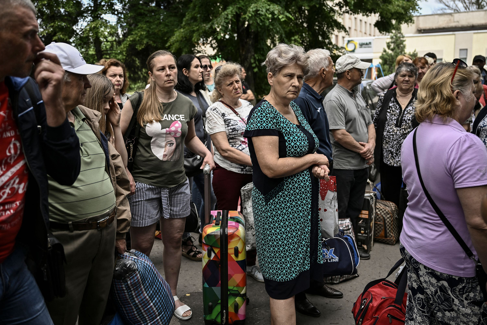 Hundreds fleeing Sloviansk daily and evacuations