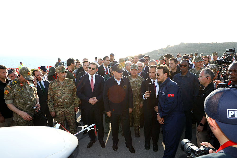 Azerbaijani defense minister visits defense industry exhibition in Turkiye (PHOTO) 