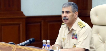 Azerbaijani defense minister holds official meeting at Central Command Post