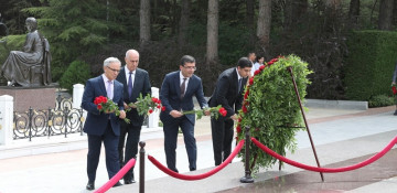 Azerbaijani media representatives visit grave of national leader Heydar Aliyev