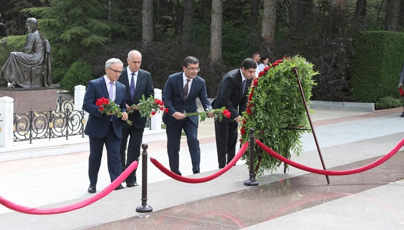 Azerbaijani media representatives visit grave of national leader Heydar Aliyev