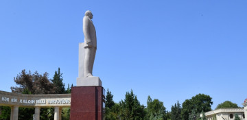 President Ilham Aliyev visited statue of national leader Heydar Aliyev in Aghsu