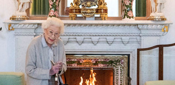 Queen Elizabeth's family rush to side of ailing monarch