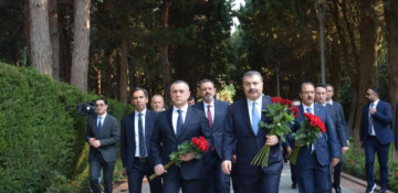 Türkiye's Minister of Health visits Alley of Honor and Alley of Martyrs
