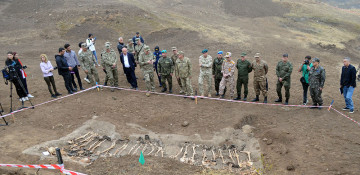 Military attachés accredited to Azerbaijan visited the mass grave in the Edilli village  (PHOTO)