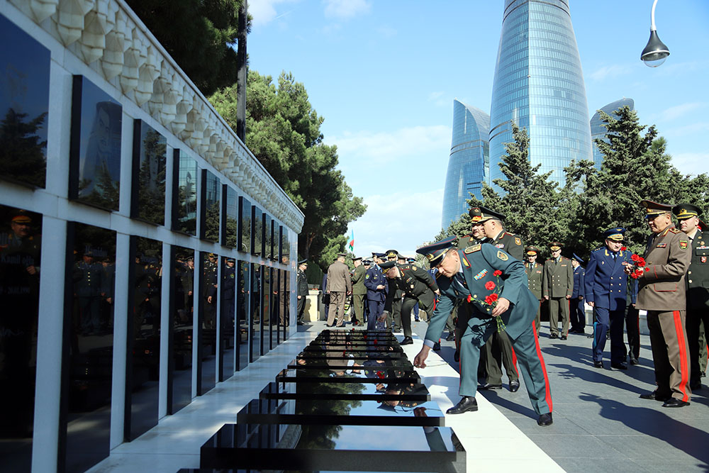 High-ranking military representatives from CIS countries visit Alley of Martyrs in Baku
