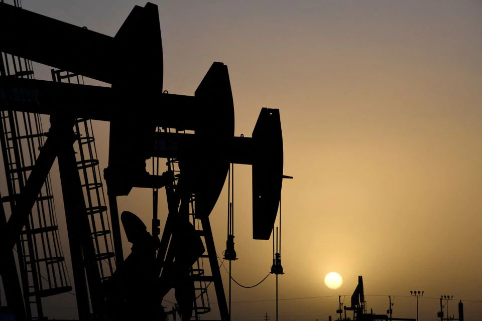 Oil prices rise on low diesel stocks ahead of winter