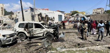 Car bombs shake Somalia's capital Mogadishu