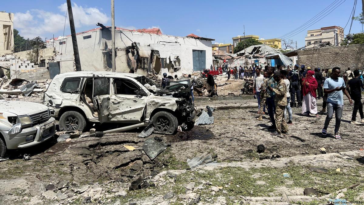 Car bombs shake Somalia's capital Mogadishu
