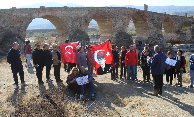 Turkish travelers visit liberated Khudafarin Bridge