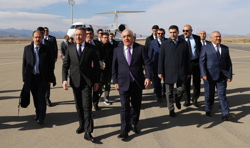 Azerbaijani prime minister welcomes Turkish vice president at Fuzuli Int’l Airport