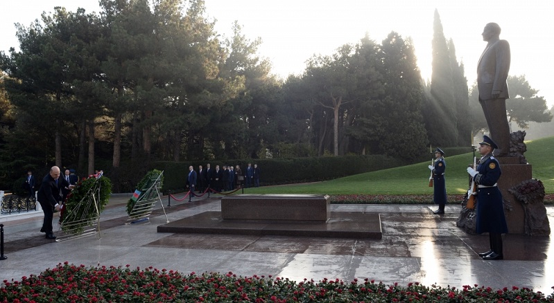 Russian premier visits grave of national leader Heydar Aliyev and Alley of Martyrs