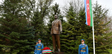 President Ilham Aliyev visited monuments to national leader Heydar Aliyev and Milorad Pavic in Tasmajdan park, Belgrade (PHOTO)